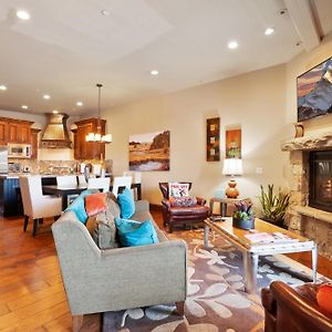 Deluxe Three-Bedroom Apartment